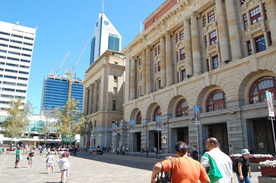 Das alte heutige Postgebaeude zwischen modernen Hochhaeusern.