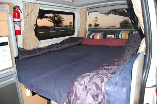 ...unser Schlaf-, Ess- und Wohnbereich und unter den Betten gibt es Stauraum...