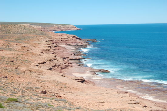 Unterwegs Richtung Shark Bay kommen wir an wunderschoenen Kuestenlandschaften vorbei wie z.B. dem "Red Bluff".