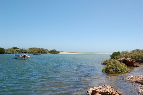 Der Yardie Creek fliesst hier ins Meer.