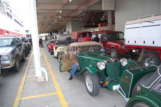 Eine Gruppe von Oldtimern faehrt mit uns.