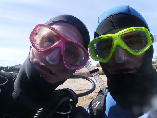 Und so sieht man aus, wenn man in 15 Grad kaltes Wasser geht.