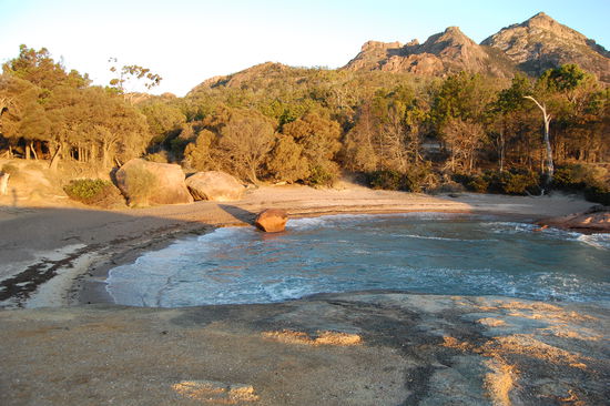 In dieser kleinen netten Bucht namens "Honeymoon Bay" haben wir uns den Sonnenuntergang angeschaut....