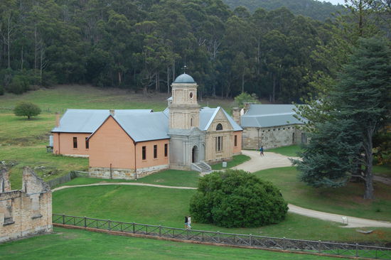 Der Wohlfahrtsbereich, das Armenhaus und die Irrenanstalt. Viele Maenner wurden je nach Gesundheitszustand zwischen dem Armenhaus, dem Krankenhaus oder der Irrenanstalt hin- und hergeschickt.