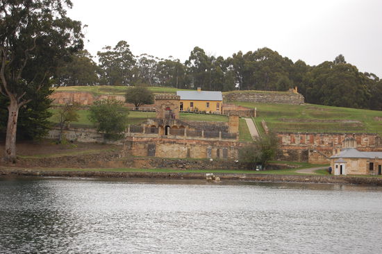 Blick auf den Wachturm und das Offiziersquartier.