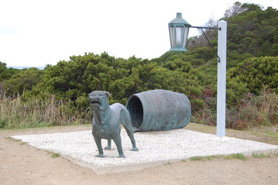 Damals waren es echte bissige Hunde, heute erinnert nur noch ein Denkmal daran.