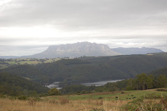 Blick auf einen der Berge im Park.