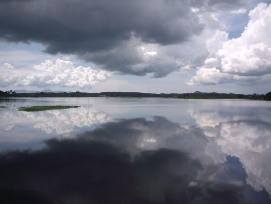 Der See in Trat kurz vor dem naechsten Monsun-Guss