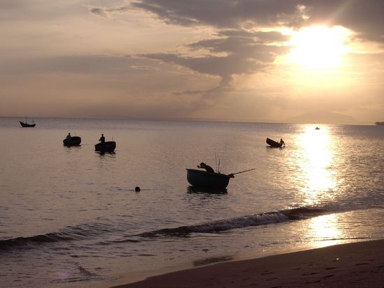 Diese lustigen runden Fischerboote. Falls ich ueberhaupt voran kommen wuerde, wuerden mir wahrscheinlich nach 5 min die Arme abfallen.