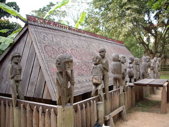 Ein Krematorium im Museum. Innen sind die Toten und aussen die Skulpturen, die neues Leben darstellen.