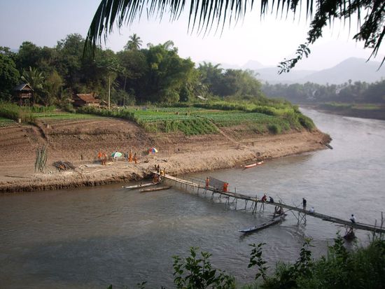 Moenche beim Brueckenbau