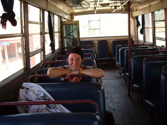 Noch allein im Local Bus. Spaeter sassen 3 auf jeder Bank.