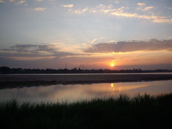 Sonnenuntergang ueber Thailand. Der Mekong hat gerad nicht so viel Wasser 