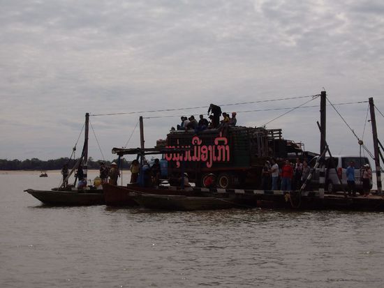 Die Faehre nach Champasak besteht aus 3 Booten mit ein paar Brettern oben drauf.