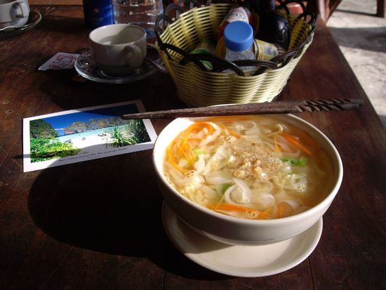 Schoen mit der Karte von Phi Phi daneben 