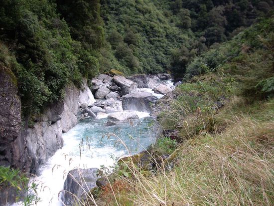 Nette Gorge aufm Weg. Das Wasser der Gletscher ist krass hellgrau und das vom Schnee krass hellblau.