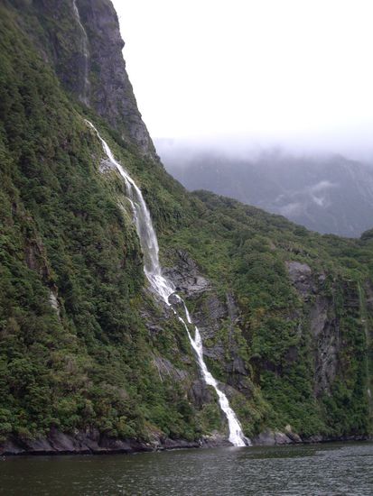 So siehts dann aus, wenn man naeher dran ist. Wasserfaelle ueberall - geil!