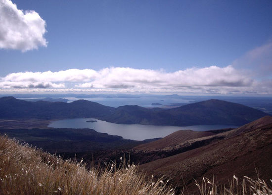 Ausblick auf Blue Lake und Lake Taupo beim Abstieg