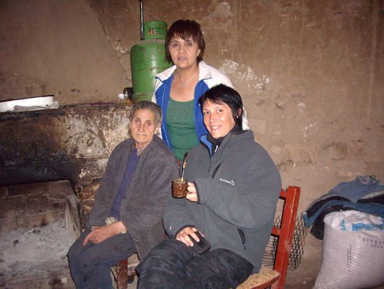 Mama sieht gerade etwas traurig aus, sie ist aber voll fit und lustig! Nicht, dass ihr denkt, ich wollte dieses Foto. Die Argentinier fragen immer: Willst du nicht ein Foto machen, hier z.B. mit Matetee