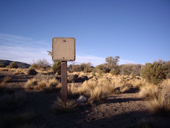 Vor etlichen Jahren gab´s dort eine Mine, daher rühren wohl die ganzen Schilder ohne etwas drauf - so lustig!!!