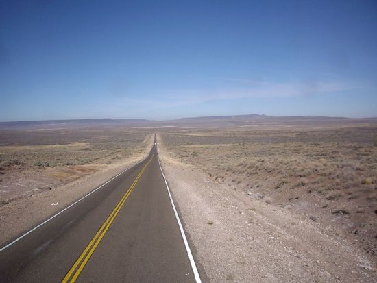 Fahrt durch Patagonien - nichts, nichts und noch mal nichts - abgefahren! Und dann nach 150 km auf einmal ein Mensch, wo ich denke: Wo in aller Welt kommt der jetzt her???