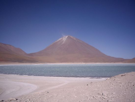 Laguna Verde. Durch den Wind hatte die Lagune Wellen und die Farbe war blau. Hier hat Jakob der Wind auf den Boden geworfen - krass!