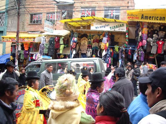 Einen musikalischen Umzug gab´s auch mal wieder wie fast jeden Tag hier in Bolivien.