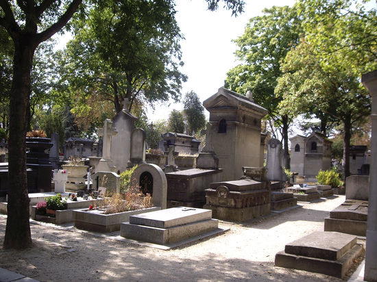 Friedhof Pere Lachaise (wo ich mit 18 schon mal eine dieser spitzen Absperrungen abgebrochen habe, da wir nachts zum Grab von Jim Morrison wollten  ) Übrigens meiner Meinung nach einer der schönsten Friedhöfe - und ich hab echt schon viele gesehen