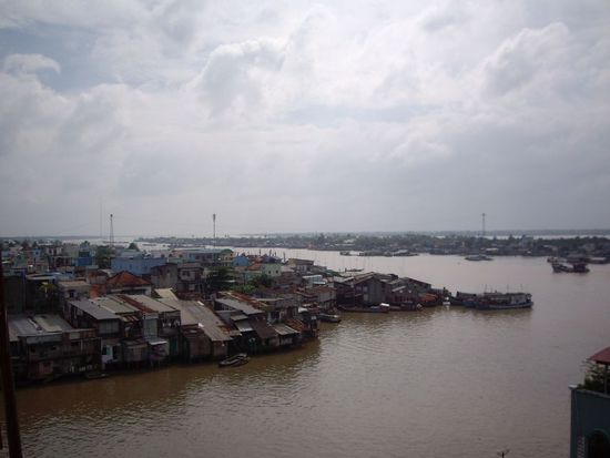 Mein Blick aufs Delta aus meinem Hotel im 5. Stock. Diese Weite kann man mit der Kamera mal wieder gar nicht einfangen.