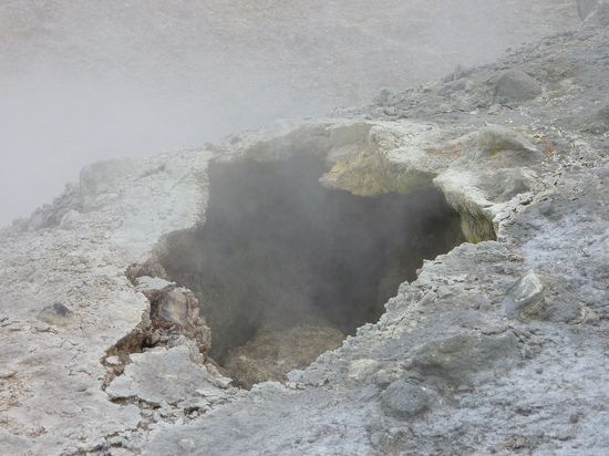 Zwischendurch liefen mal 5 Leute rum und unser Guide meinte, wir warten mal lieber ab, sonst wirds zu schwer und wir koennen einbrechen. Wo er Recht hat, hat er Recht.