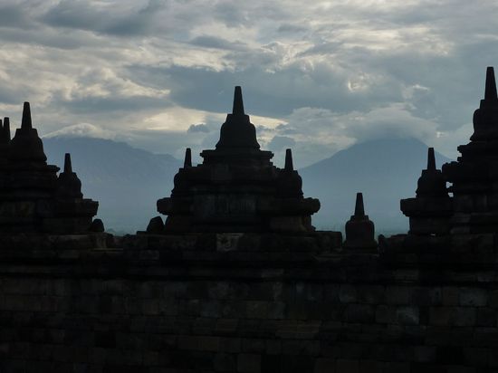 Da im Hintergrund rechts ist der Bösewicht Merapi