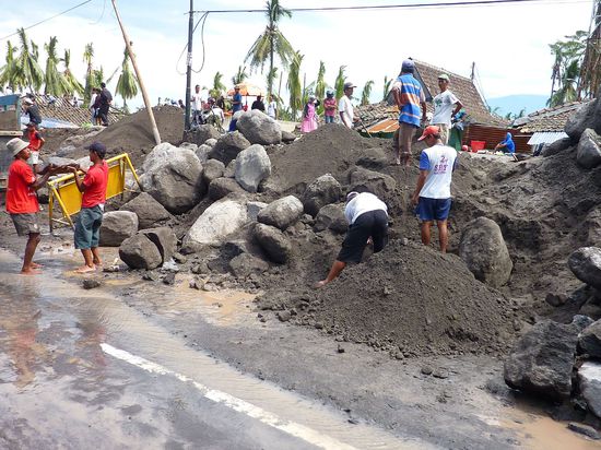 Die haben noch einiges an Arbeit vor sich. Durch den Ausbruch hat der Fluss den ganzen Sand runtergespült und so einige Häuser mitgerissen.