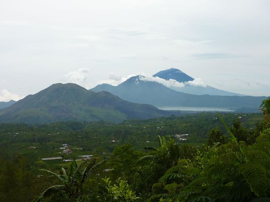 Links Gunung Batur gehen Jakob und ich naechste Woche hoch, in der Mitte.......... und rechts Gunung Agung