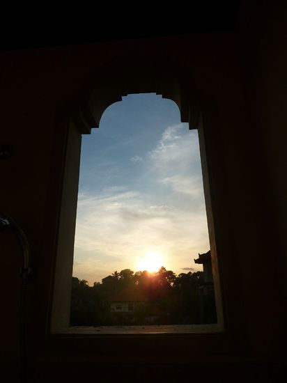 Sonnenaufgang aus unsere Badezimmer in der Princess Lodge (eigentlich heisst es Rumah Roda Homestay)