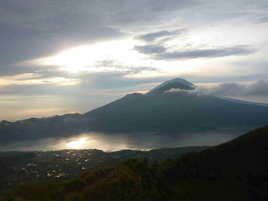 In einer Reihe. Wir stehen auf Gungung Batur, gucken auf Gunung Abang und dahinter sieht man Gunung Agung.