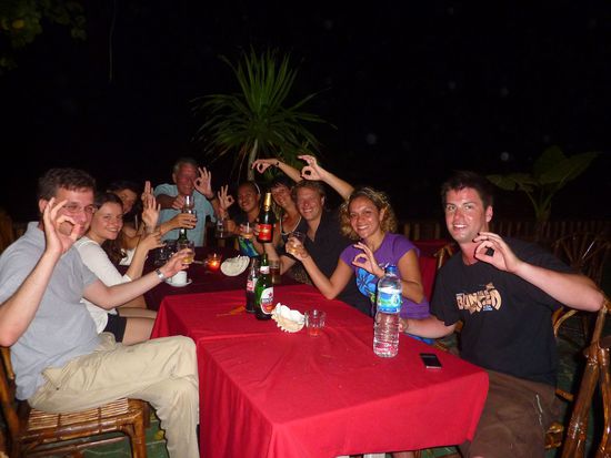 Am letzten Abend noch mit Champagner auf zwei frisch gebackene Open Water Diver und eine Rescue-Tanja angestossen