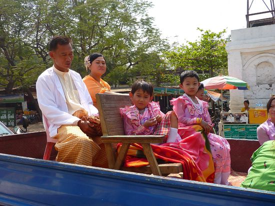Celebration, bevor die Kids als Moenche ins Kloster geschickt werden. Warum sie allerdings als Maedels verkleidet werden ist uns nicht klargeworden....