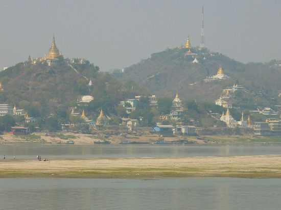 Sagaing hat ueber 500 Pagodas, die passen schwer ins Bild