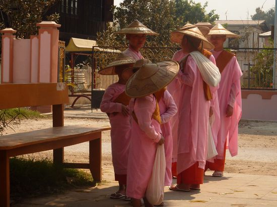 Nonnen bei der "Essenseinsammlung" (keine Ahnung, wie man das nennt)