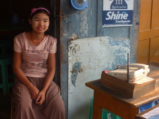 Handys haben auch noch keinen Einzug gehalten, es gibt ueberall auf der Strasse nette Ladys, die Telefonservice anbieten. Tolle Sache!