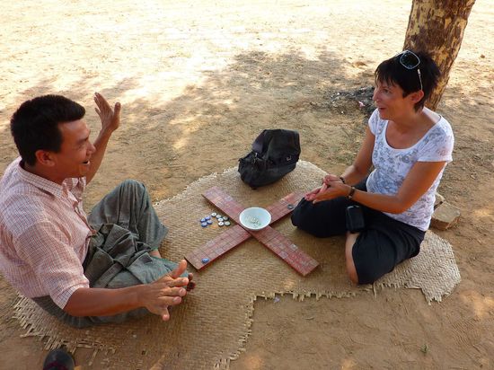 Tolles Spiel gelernt, hier hat er grad in drei Würfen das Spiel gewonnen (die anderen beiden Male war ich aber die Siegerin  )