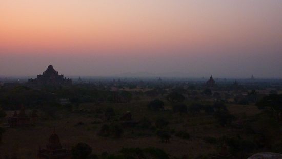Jetzt kommt mein Highlight - Sonnenaufgang über Bagan. Leben in einem Gemälde. So schön, dass es einem die Tränen in die Augen treibt. Schaut selbst.