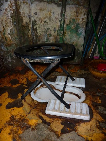 Als ich das gesehen hab, wär ich fast umgefallen vor Lachen. Toilettensitz fuer Westernpeople