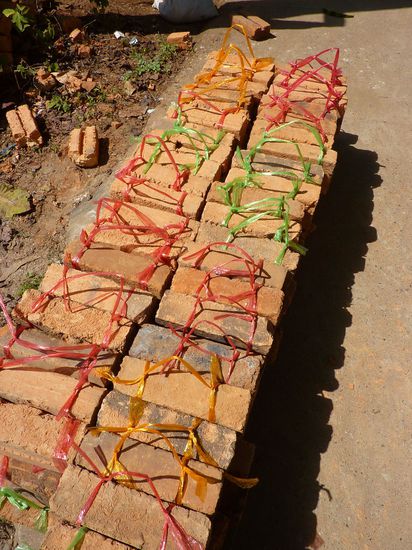 Jeder sollte einen Stein mit hoch nehmen