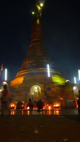 Die Party besteht aus beten und rumlaufen. Hier sind noch wenig Leute oben, spaeter wurden es bestimmt um die Tausend