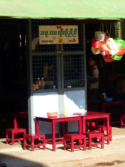Teashops in Myanmar - ohne gehts nicht. Ich liebe diese kleinen Stühle