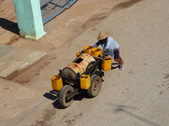 Das sieht man auch überall. Hier handelt es sich offenbar um Wasser. Aber manchmal sind die Fässer so dreckig, dass ich bezweifel, dass dort Wasser drin ist.