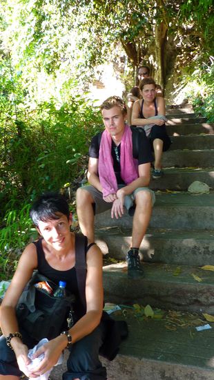 Dann um die 3000 Stufen Abstieg, man beachte unsere Gesichter! Auf halben Weg fingen meine Beine schon an, das zu machen, was sie wollten... 2 Tage spaeter taten sie sogar weh, wenn ich mich im Bett umgedreht hab, von Treppensteigen ganz zu schweigen. Praktisch unmöglich, der schlimmste Muskelkater, den ich je hatte!