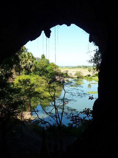 Saddan Caves - sehr geil, durch die Höhle zu einem See, auf einem Boot durch eine andere Höhle zu einem anderen See.