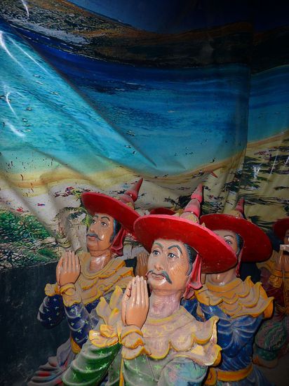 Als Hintergrund haben sie Grossprints. Sehr lustig, hier liegen noch die ganzen Touristen am Strand 